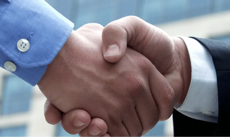 Handschlag zwischen zwei Geschäftspartnern