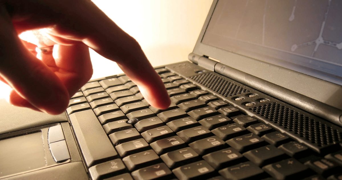 Hände bei der Arbeit an einem Laptop