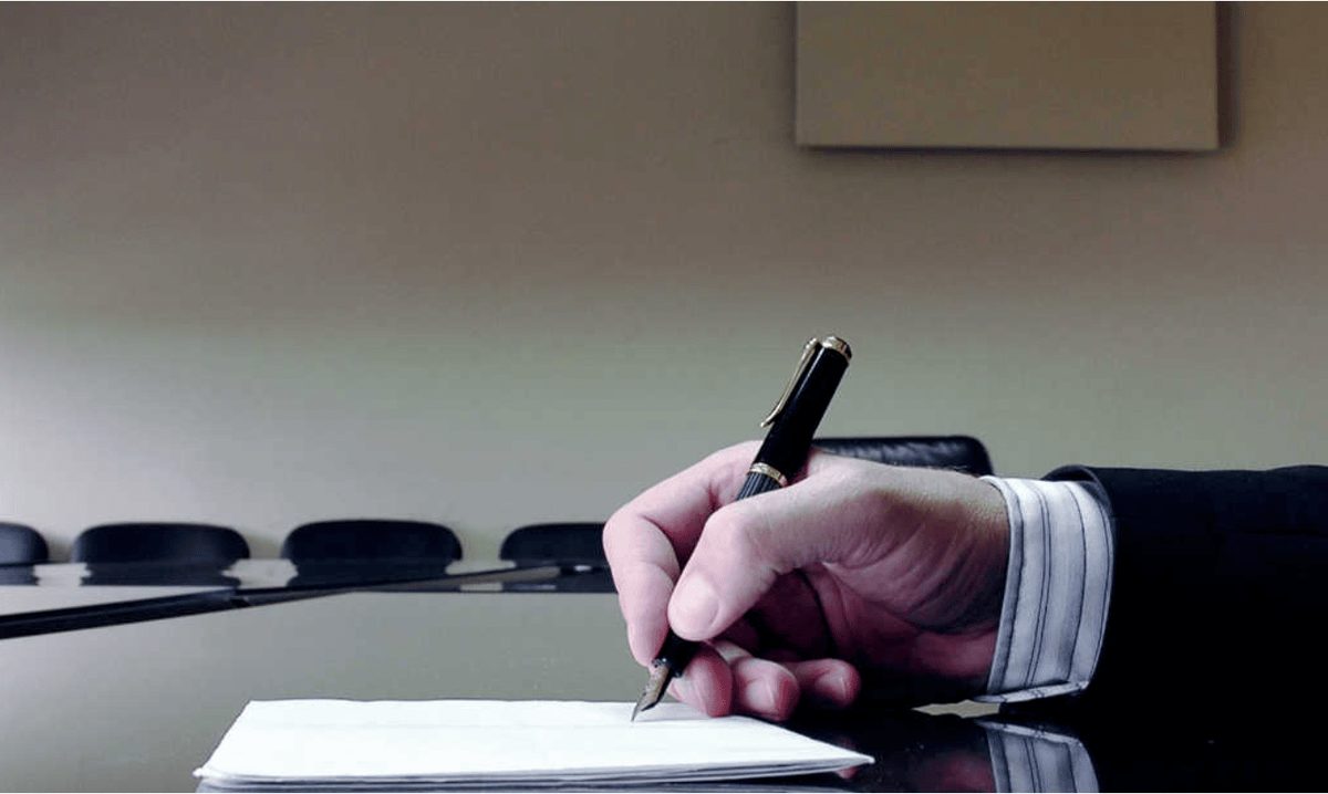 Hand schreibt Notizen für eine gemeinsame Planung