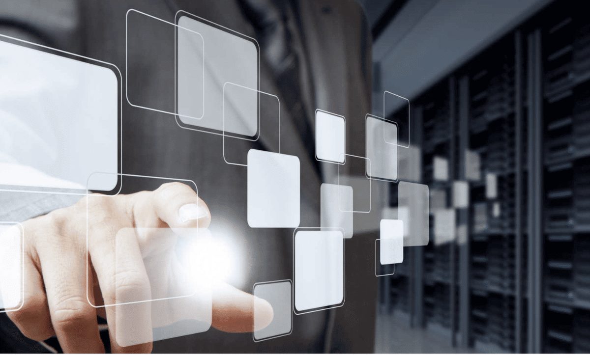 Hand vor virtuellen Informationstafeln